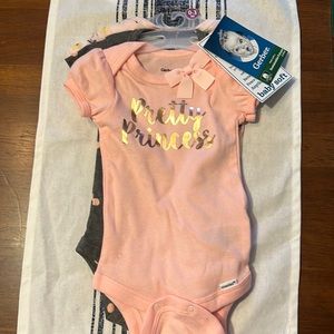 BRAND NEW 3 Piece Onesie Set 0-3months